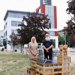 Hmyzí domek v podobě radnice na Slovanech