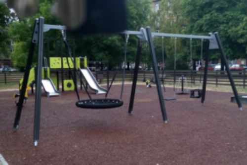 obrázek:Houpačky z dětských hřišť se po revizi vrátily na svá místa