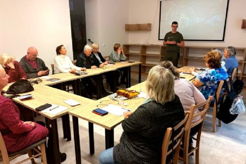obrázek:Senioři ze Slovan se učili bezpečně používat svůj smartphon