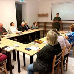 Senioři ze Slovan se učili bezpečně používat svůj smartphone