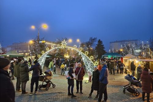 obrázek:Vánoční trhy před budovou radnice završilo rozsvícení vánočního stromu