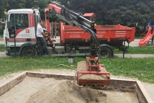 obrázek:Pískoviště a umělé povrhy hřišť na Trojce prochází obnovou