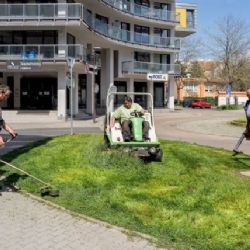 Podzimní údržba zeleně na Trojce začíná poslední sečí trávy, následovat bude výhrab