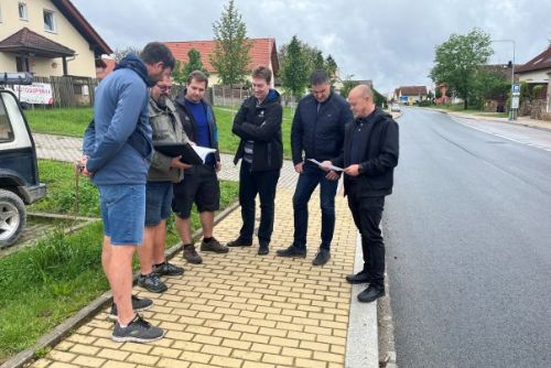 Foto: Radobyčice se dočkají měření úsekové rychlosti na průtahu obcí v Dlážděné ulici