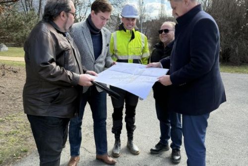 Foto: Trojka opraví chodníky na náměstí Míru