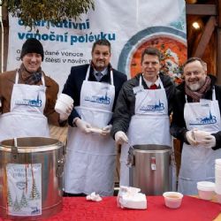 Vánoční polévka na náměstí zahřeje v žaludku i na srdci