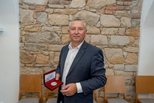 obrázek:Vedení obvodu ocenilo Karla Machuldu Plaketou Bohumila Kulhánka