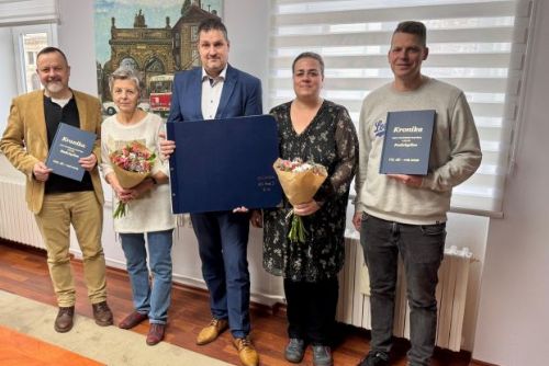 obrázek:Vedení Trojky poděkovalo svým kronikářkám
