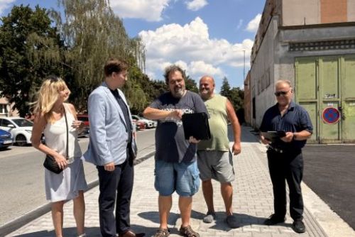 obrázek:Více parkovacích míst má nyní Boettingerova ulice