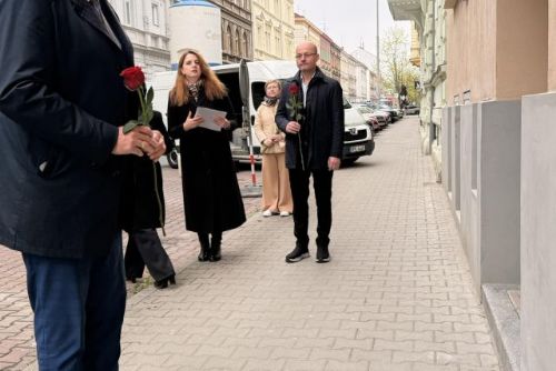 obrázek:Z chodníků promlouvají příběhy. V Plzni přibyly další kameny zmizelých