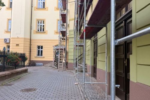 obrázek:Za budovou ÚMO Plzeň 3 probíhají stavební úpravy, provoz zůstává bez omezení