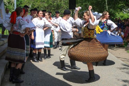 obrázek:Doubravka roztančí Habrmannovo náměstí. Dorazí folklor z Francie, Slovenska i Chile