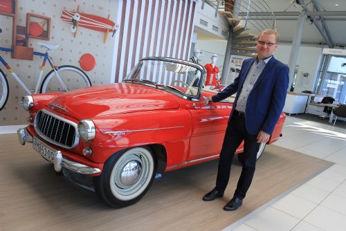 Obrázek - Miroslav Jopek – autor projektu a vedoucí salonu Škoda Porsche Plzeň představuje historické modely, které na jeho salonu na týden vystřídaly moderní vozy.