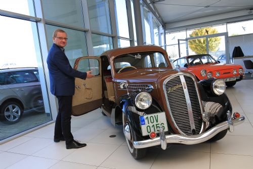 Obrázek - Miroslav Jopek – autor projektu a vedoucí salonu Škoda Porsche Plzeň představuje historické modely, které na jeho salonu na týden vystřídaly moderní vozy.
