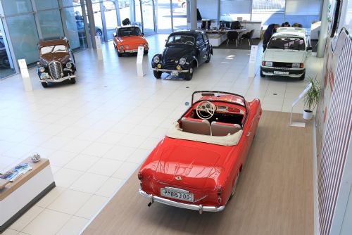 Obrázek - na salonu je k vidění i oblíbená červená Škoda Felicia z roku 1960