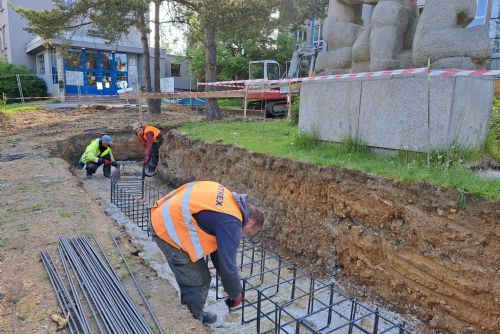 Foto: 22. ZŠ v Doubravce se dočkala úpravy prostoru před hlavním vchodem