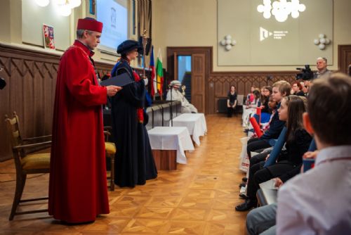 Foto: Absolventi Dětské univerzity na Fakultě pedagogické promovali