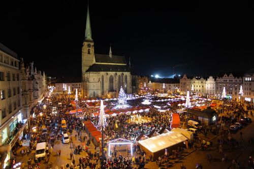 Foto: Adventní trhy v Plzni čelí náporu návštěvníků