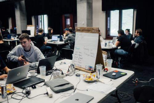 Foto: #AimtecHackathon 2025 přináší výzvy pro hackery, kteří chtějí pomáhat