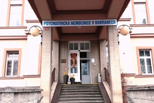 Foto: Ambulanci Psychiatrické nemocnice v Dobřanech najdou pacienti v Černicích