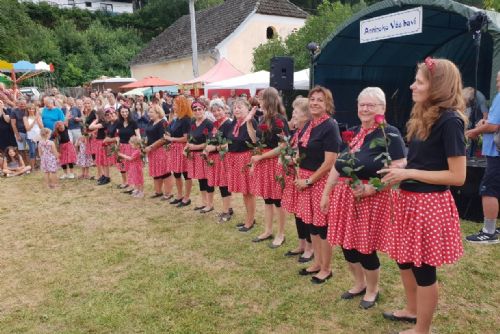 Foto: Annínsko zve na pouť s korunovací sklářské královny