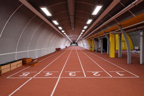 Foto: Atletický stadion ve Skvrňanech má novou rozcvičovnu 