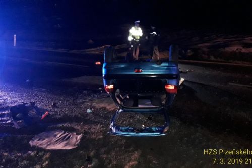 Foto: Auto skončilo za Bezděkovem na střeše