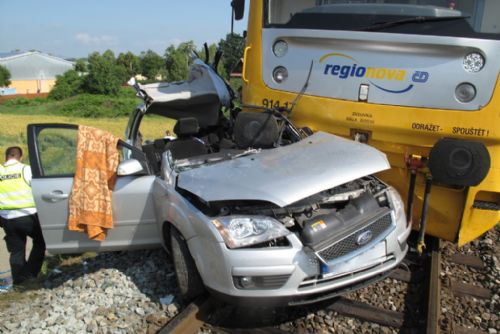 Foto: Auto vjelo v Chrástu na přejezd, jeden mrtvý