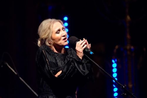 Foto: Bára Basiková a kapela Blue Cimbal podpořily v synagoze děti s autismem