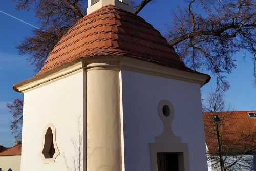 Foto: Barokní kaple na božkovské návsi je v novém
