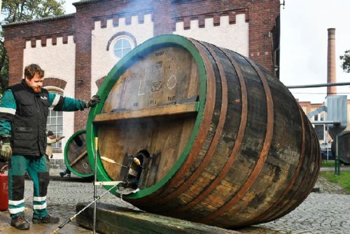 Foto: Bednáři z Prazdroje smolili velké ležácké sudy vážící až 800 kilogramů 