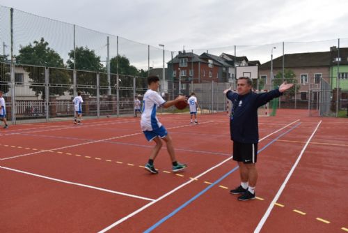 Foto: Benešova základní škola slavnostně otevřela opravené hřiště