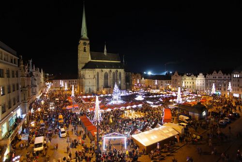 Foto: Betlém na plzeňském náměstí je kompletní, i s Ježíškem