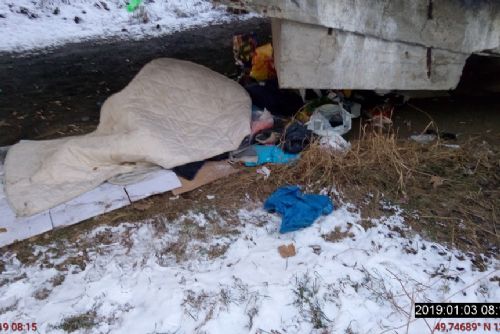 obrázek: Bezdomovec si ustlal pod lávkou u Štruncáku