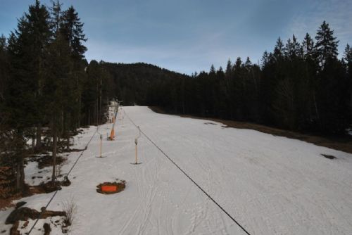 Foto: Bídná zima v lednu: na Špičáku se lyžuje na jedné sjezdovce a dětském hřišti 
