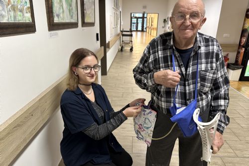 Foto: Budoucí dámská krejčová ozdobila urologické sáčky klientům domova pro seniory