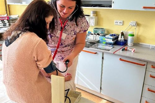 Foto: Budoucí sestry z Německa dělají praxi v pediatrické péči v Domažlicích