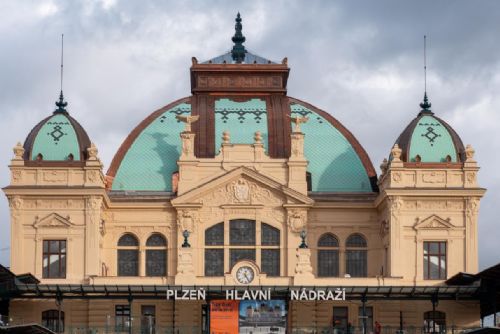 Foto: Budova plzeňského hlavního nádraží se v pátek otevírá cestujícím