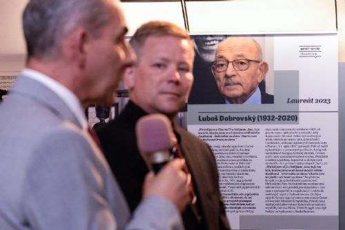 Foto: Cenu 1. června získal novinář, diplomat a disident Luboš Dobrovský in memoriam