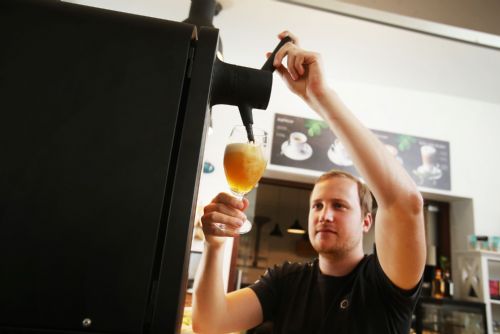 Foto: Čepované pivo z Plzně míří do kaváren. Unikátní výčep už je ve stovce podniků