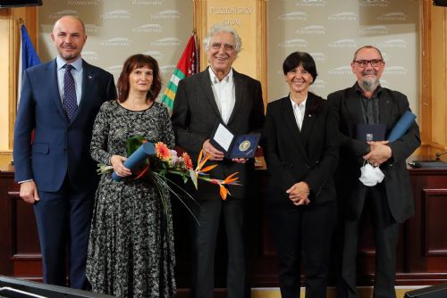 Foto: Frank, Pavlovský, Petrová, Marek. Plaketu hejtmanky za odvážné občanské postoje získaly další osobnosti