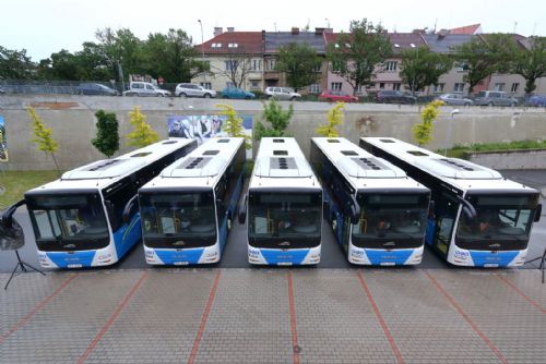 Foto: Cestující v kraji mají problémy, autobusy nejedou