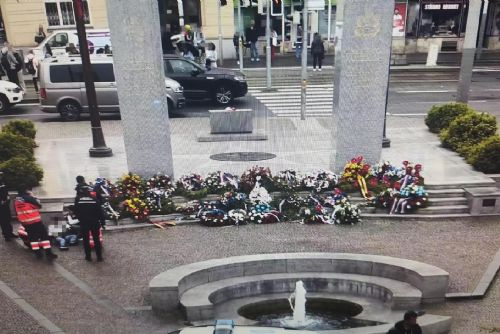 Foto: Chlapec upadl u památníku, strážníci vyrazili na pomoc