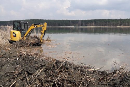 Foto: Čištění břehů Boleváku od rákosí a orobince bude letos pokračovat