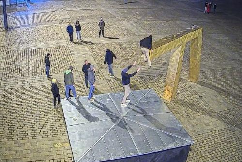 Foto: Cizinec přešel ve výšce po kašně Velbloud. Odměnou byla pokuta