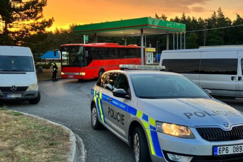 Foto: Cizinecká policie v pěti větších akcích kontrolovala ubytovny, autobusy i firmy