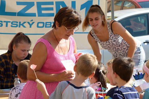 Foto: Človíček s Nováčkem vyrazí na výšlap mezi lochotínskými domy