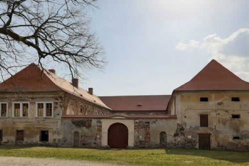 Foto: Country bál ve Staňkově přispěje na opravu zámku v Čečovicích 