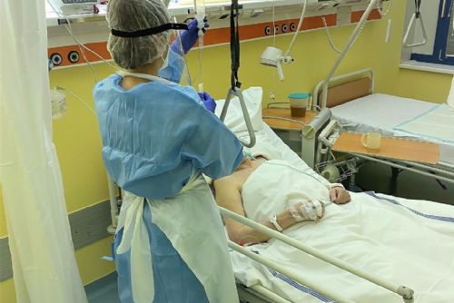 Foto: Dál roste počet covidových pacientů i počet testů v krajských nemocnicích