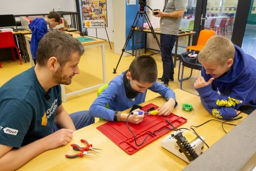 Foto: Den pro veřejnost v plzeňském Centru robotiky láká na přírodní vědy